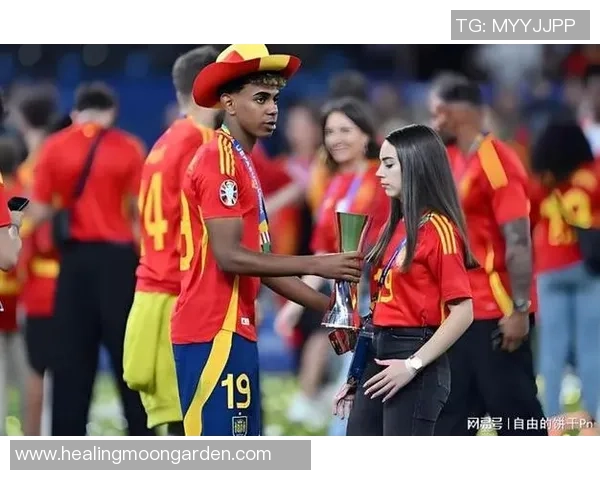 足球明星甜蜜恋情曝光揭秘他们的爱情故事与精彩瞬间