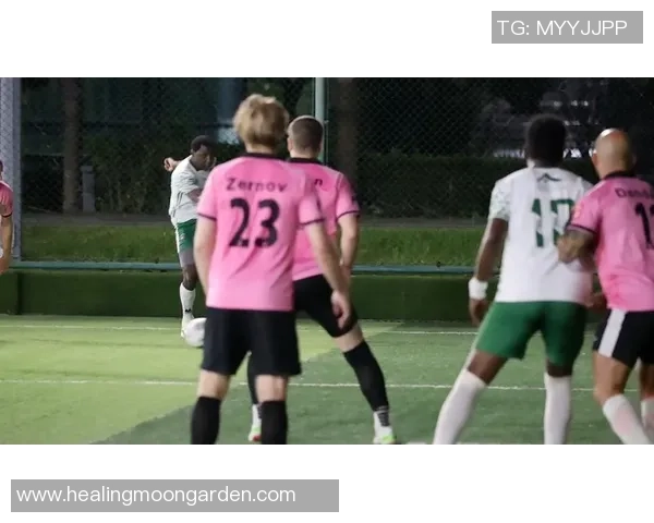 足球明星挑战台球技巧精彩瞬间大揭秘